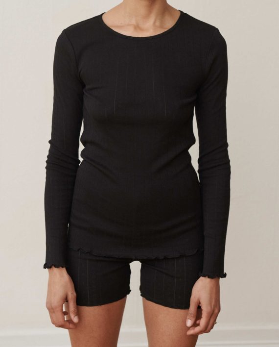 SkallStudio_Edie_Blouse_Shorts_Model_Black_LittleColumbine SkallStudio_Edie_Blouse_Shorts_Model_Black_LittleColumbine