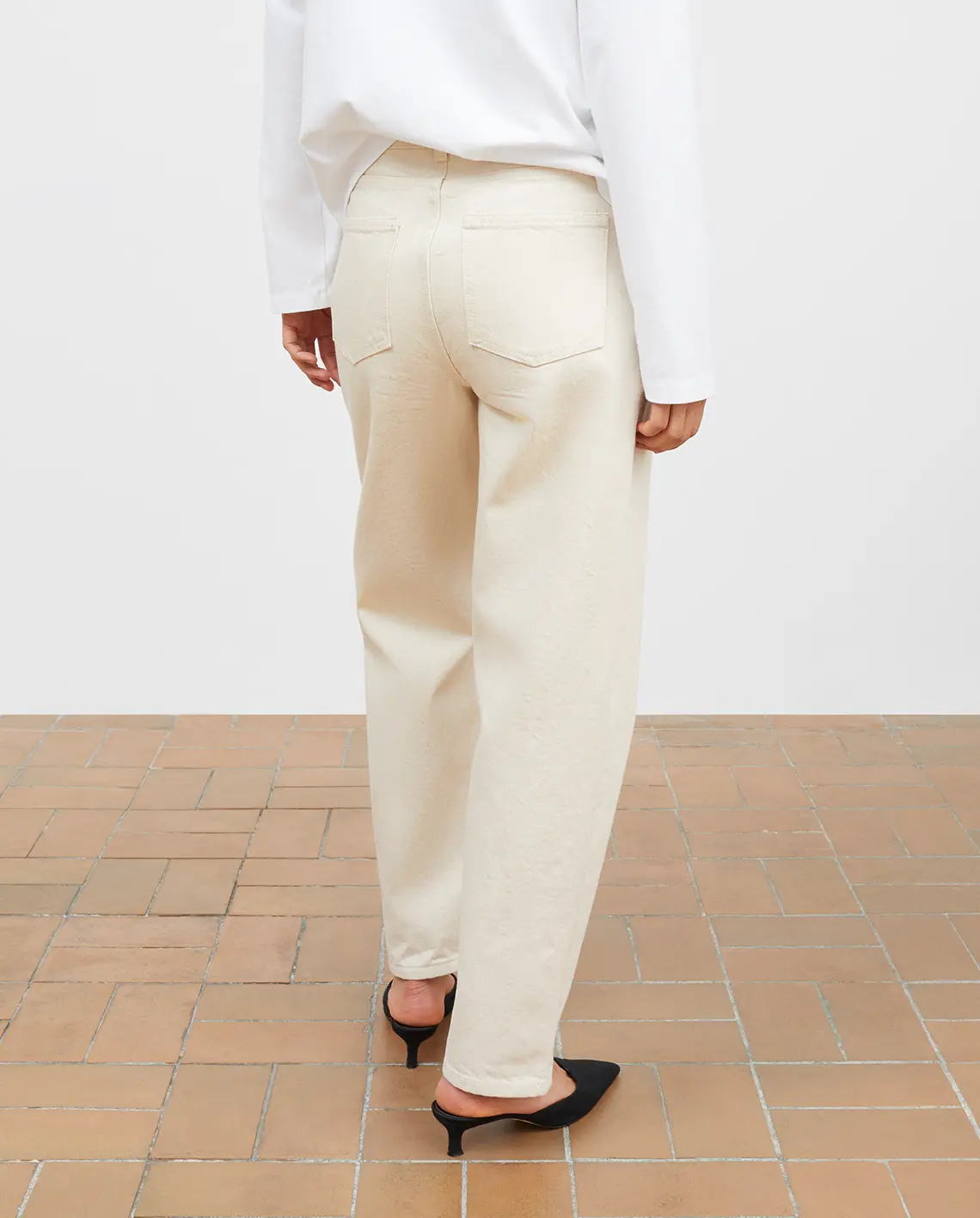 Skall_Studio_Allison_Cropped_jeans_Ecru_Model_Back_LittleColumbine Skall_Studio_Allison_Cropped_jeans_Ecru_Model_Back_LittleColumbine