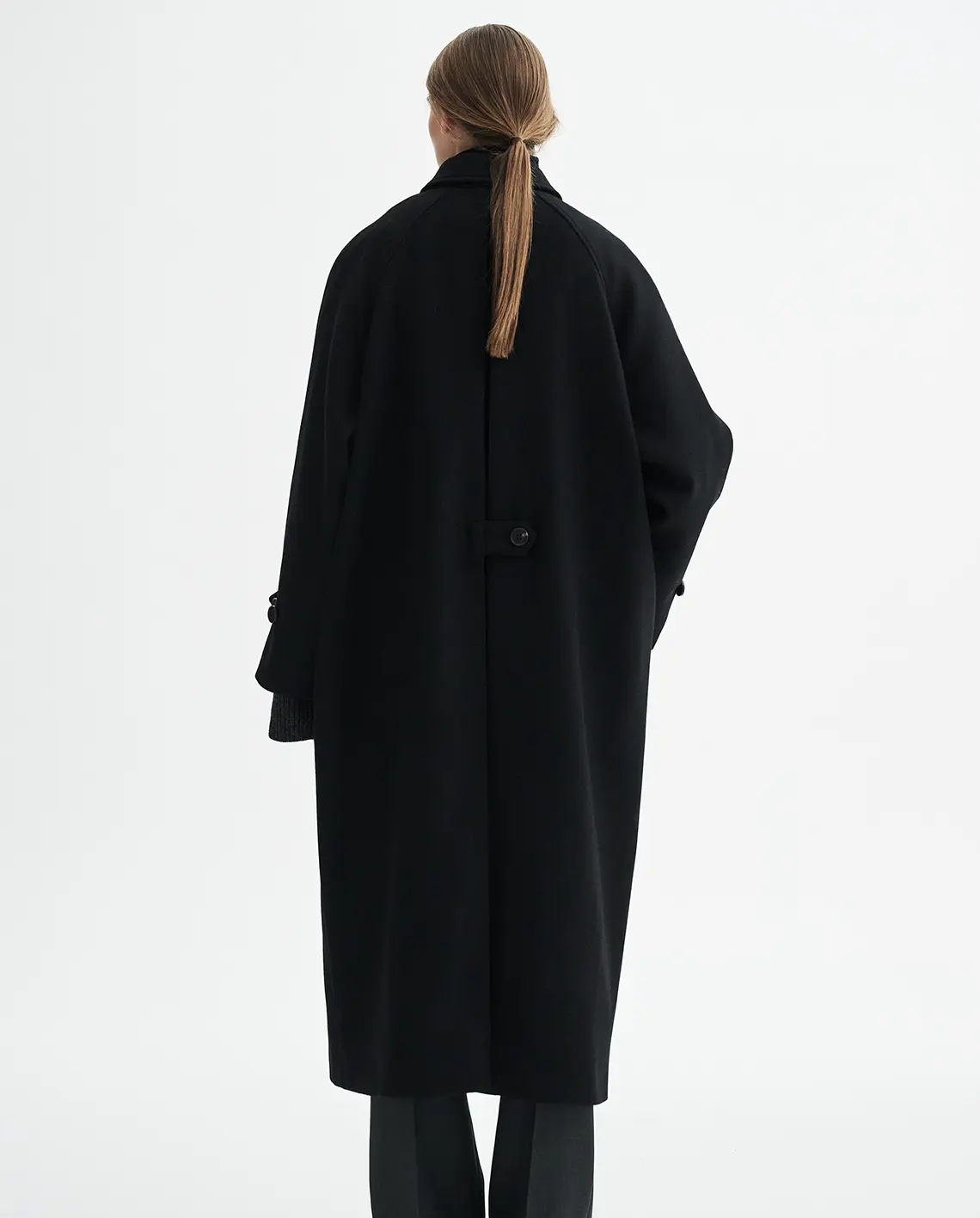 MKDT_Studio_Caro_Two_Layered_Wool_Black_Model_Back_LittleColumbine MKDT_Studio_Caro_Two_Layered_Wool_Black_Model_Back_LittleColumbine
