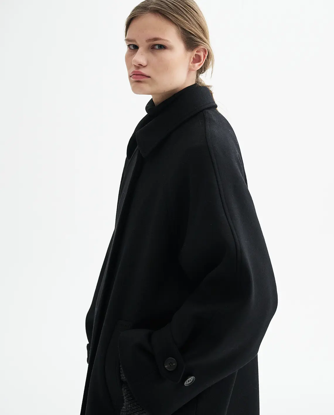 MKDT_Studio_Caro_Two_Layered_Wool_Black_Model_Details_LittleColumbine MKDT_Studio_Caro_Two_Layered_Wool_Black_Model_Details_LittleColumbine