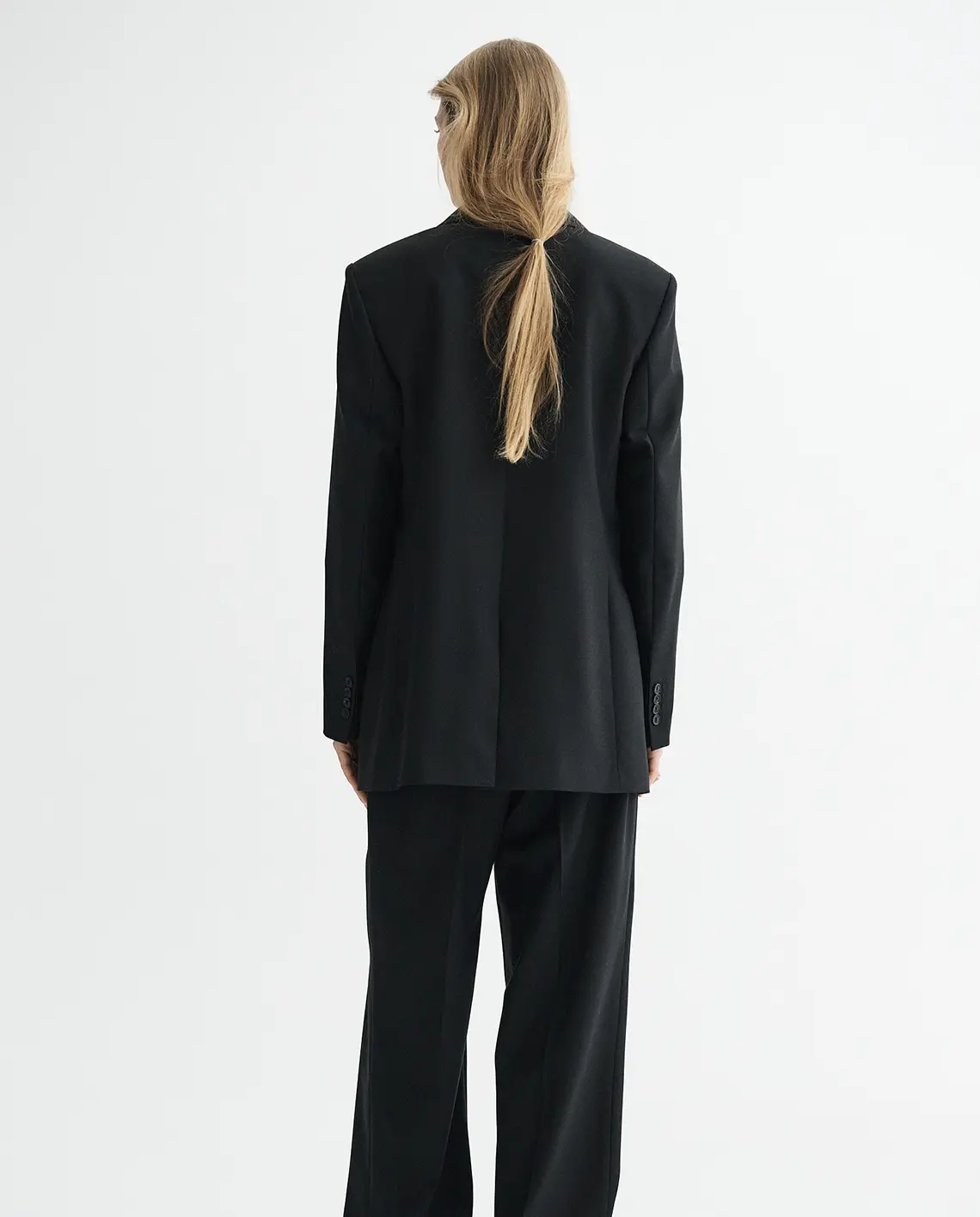 MKDT_Studio_Jayden_Black_Model_Back_LittleColumbine
