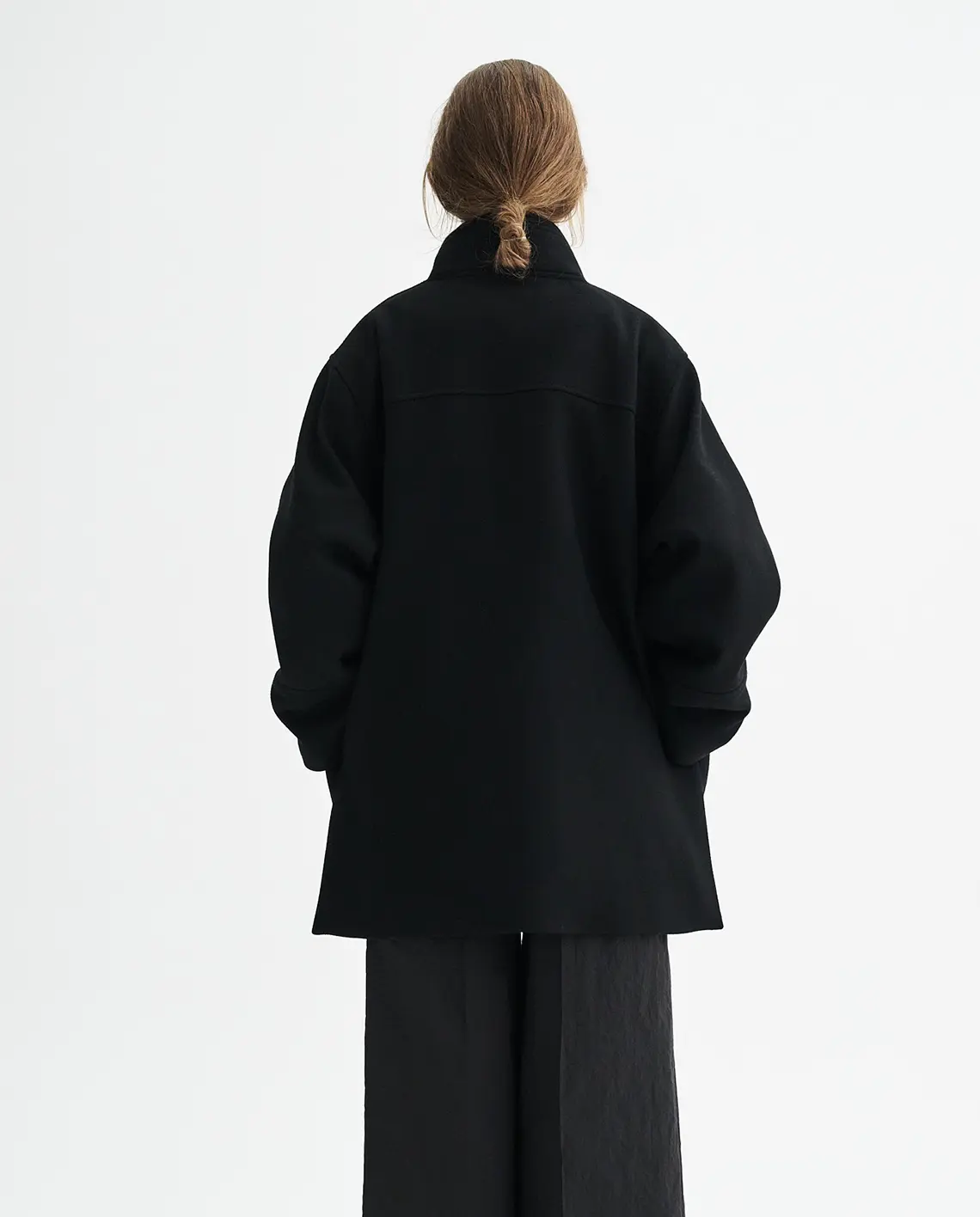 MKDT_Studio_Julia_Black_Model_Back_LittleColumbine MKDT_Studio_Julia_Black_Model_Back_LittleColumbine