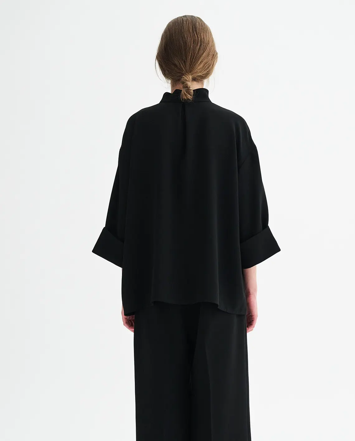 MKDT_Studio_Siva_Black_Model_Back_LittleColumbine MKDT_Studio_Siva_Black_Model_Back_LittleColumbine