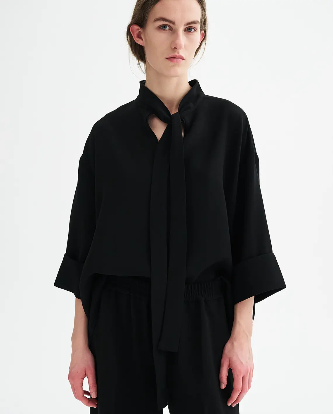 MKDT_Studio_Siva_Black_Model_Front_LittleColumbine MKDT_Studio_Siva_Black_Model_Front_LittleColumbine