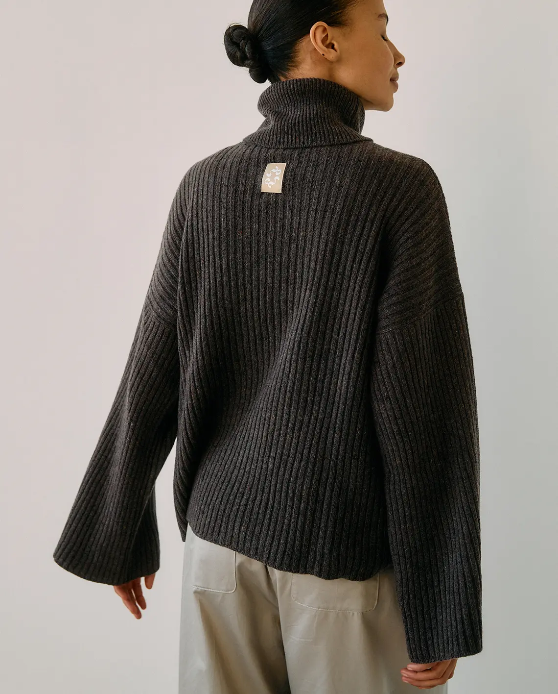 ProemParades_Ellen_Cashmere_T-neck_Sweater_Model_Back_Brown_LittleColumbine