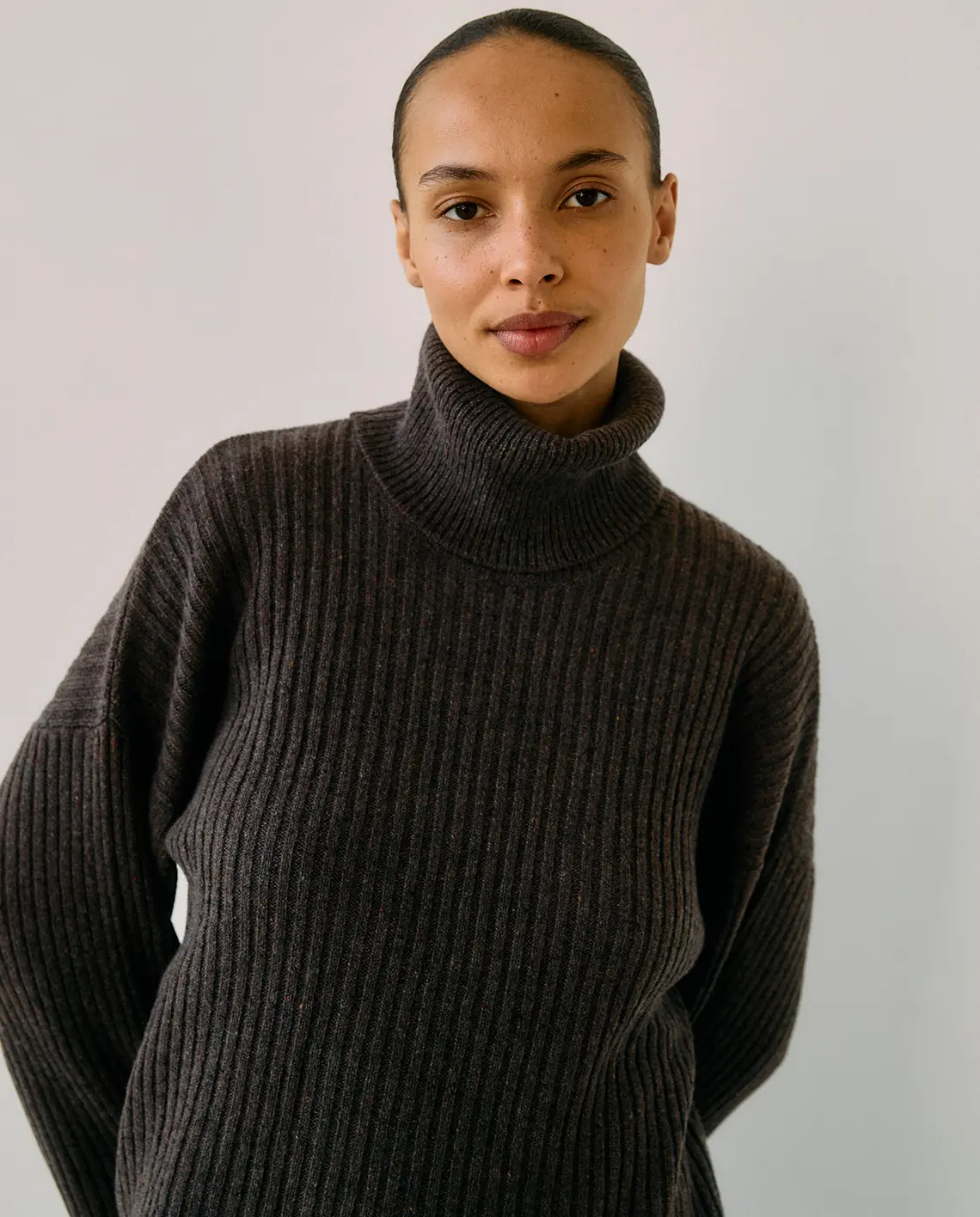 ProemParades_Ellen_Cashmere_T-neck_Sweater_Model_LittleColumbine