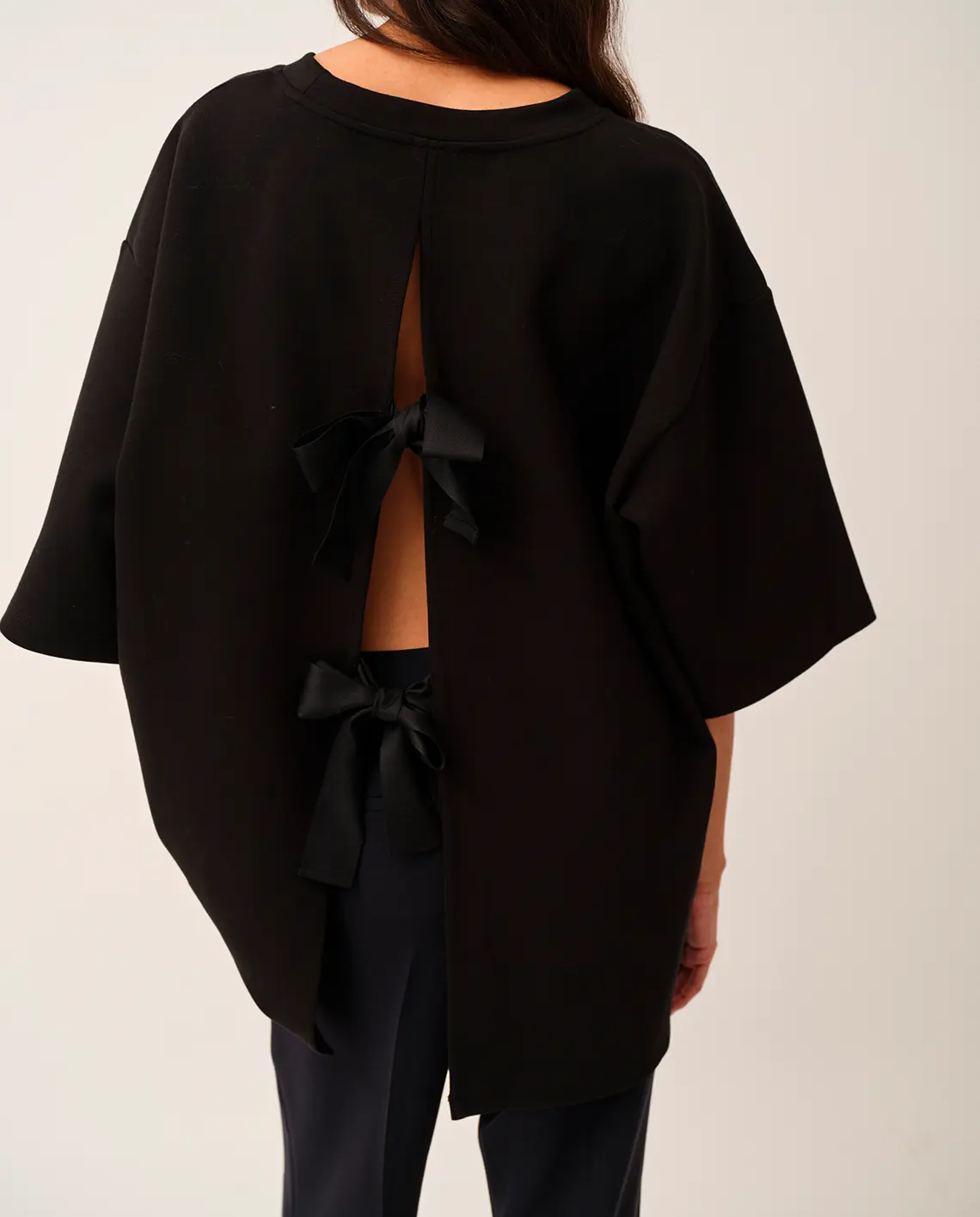 TheGarment_Bow_Tee_Black_Model_Look_Back_LittleColumbine TheGarment_Bow_Tee_Black_Model_Look_Back_LittleColumbine