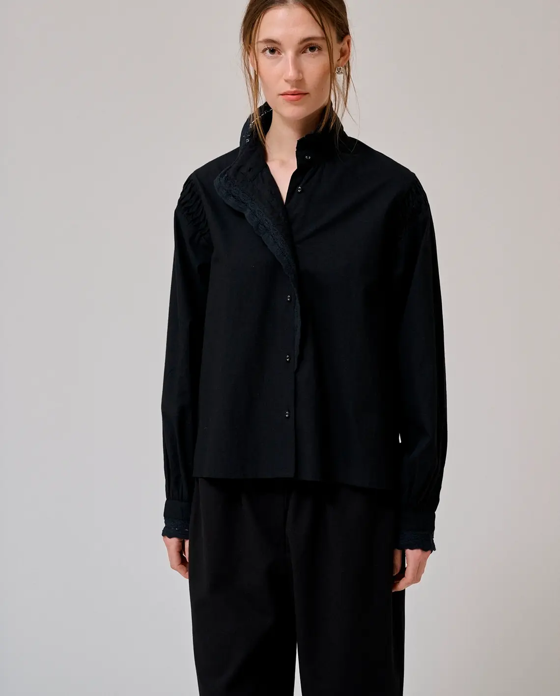 Anne-mi_Cloud_LS_Shirt_Black_Model_LittleColumbine