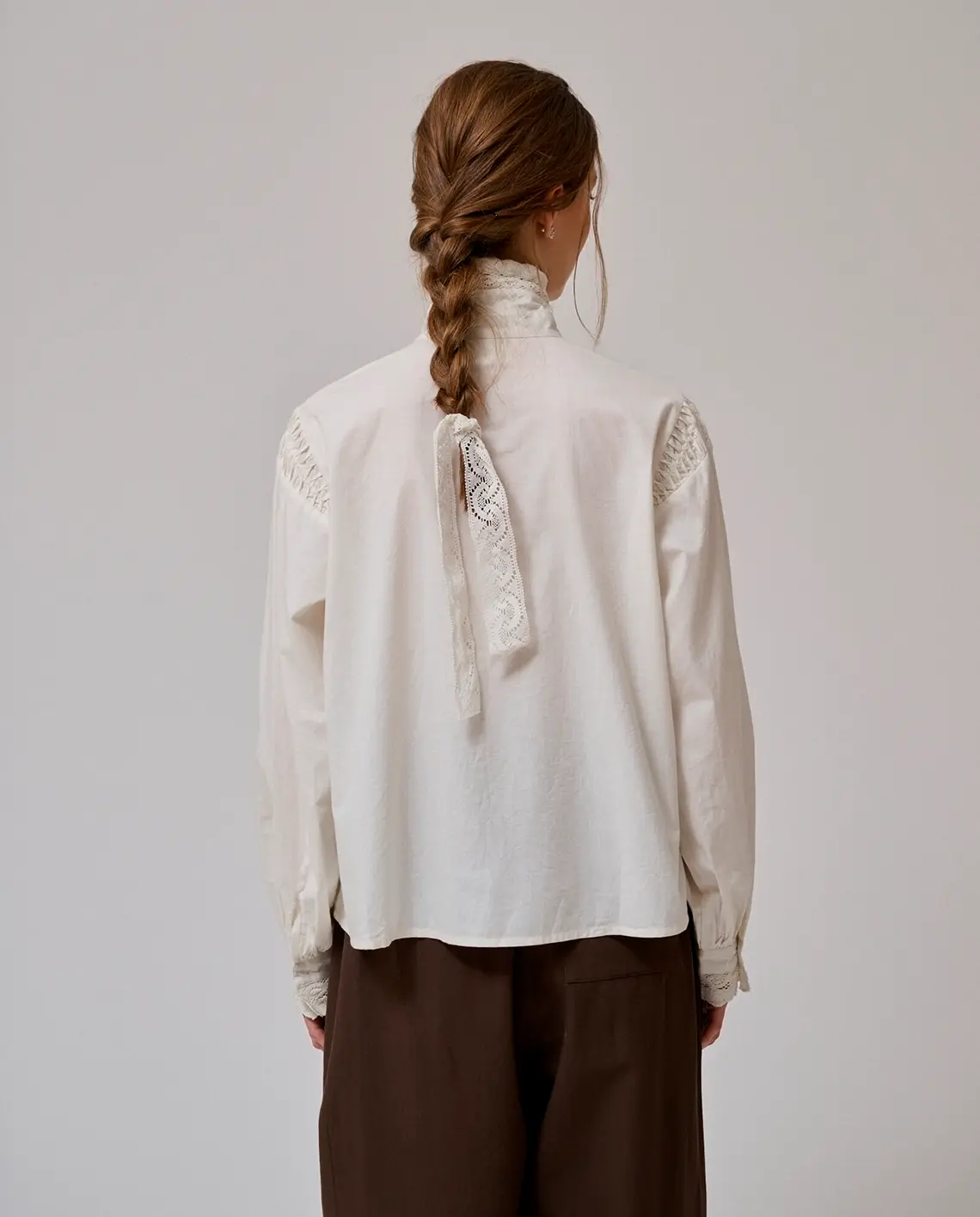Anne-mi_Cloud_LS_Shirt_White_Sand_Model_Back_LittleColumbine Anne-mi_Cloud_LS_Shirt_White_Sand_Model_Back_LittleColumbine