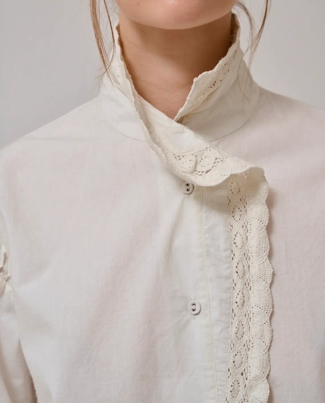 Anne-mi_Cloud_LS_Shirt_White_Sand_Model_Details_LittleColumbine Anne-mi_Cloud_LS_Shirt_White_Sand_Model_Details_LittleColumbine