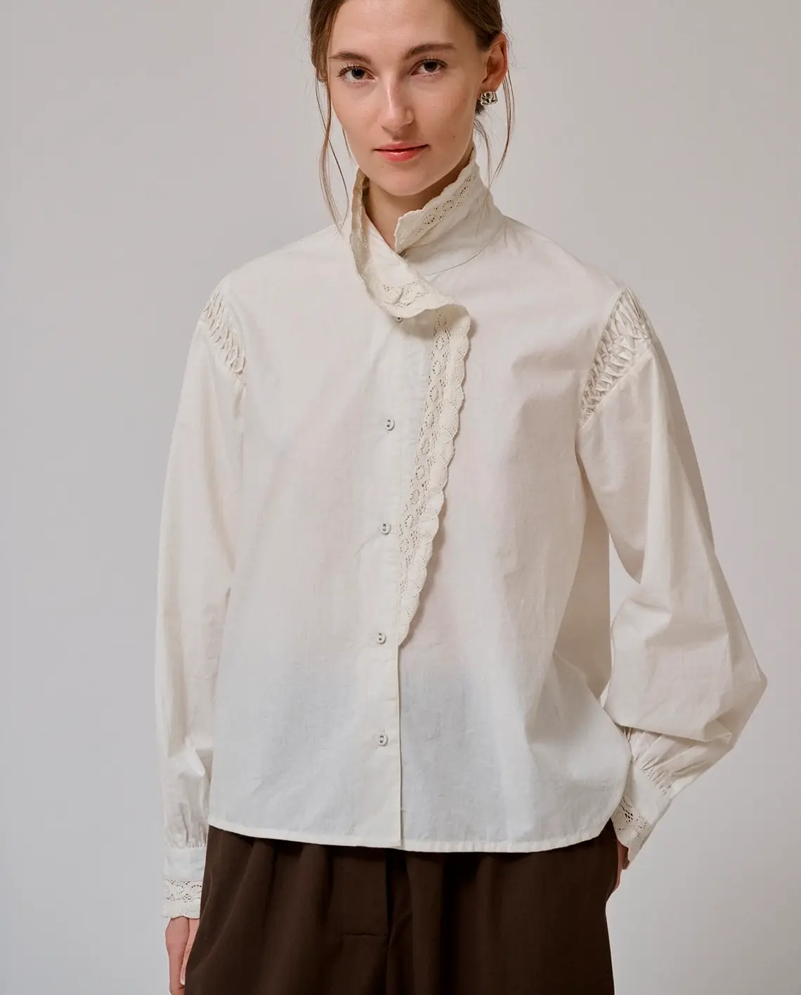 Anne-mi_Cloud_LS_Shirt_White_Sand_Model_LittleColumbine Anne-mi_Cloud_LS_Shirt_White_Sand_Model_LittleColumbine