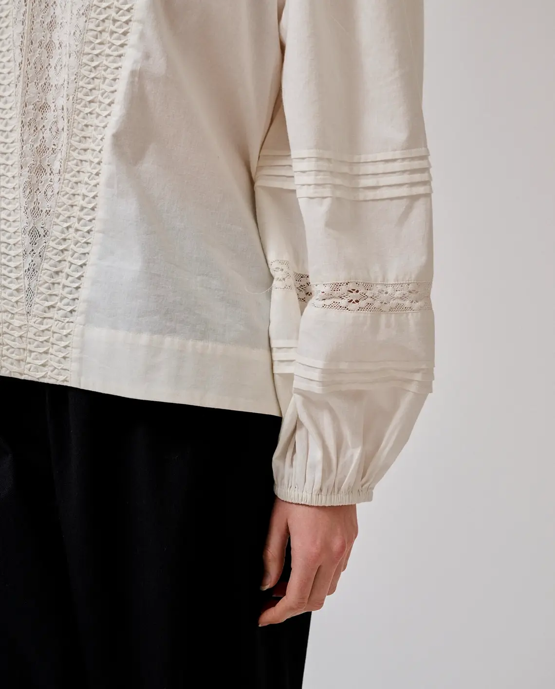 Anne-mi_Clover_Ls_Blouse_White_Sand_Details_LittleColumbine