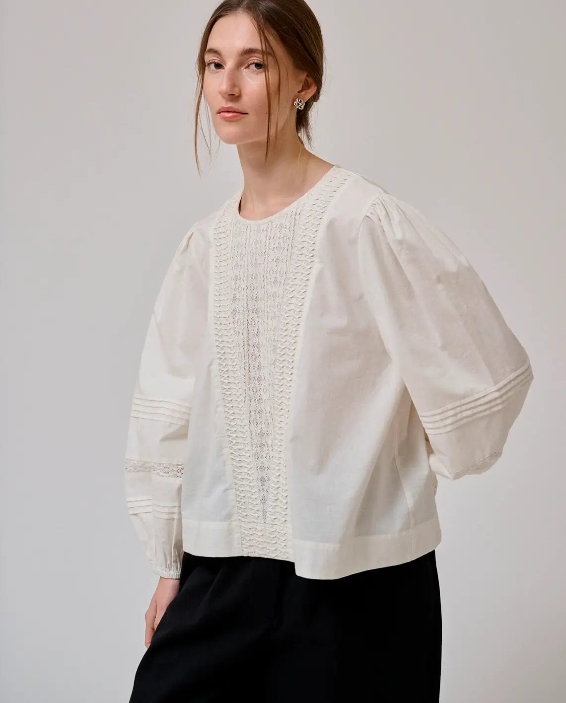 Anne-mi_Clover_Ls_Blouse_White_Sand_Model_LittleColumbine