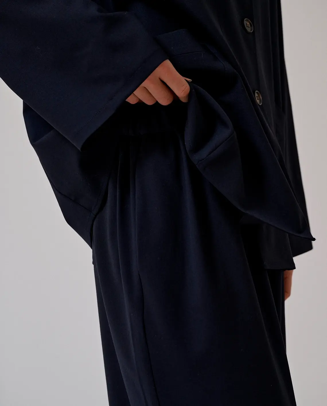 Anne-mi_Hazy_Straight_Pant_Dark_Navy_Model_Details_LittleColumbine