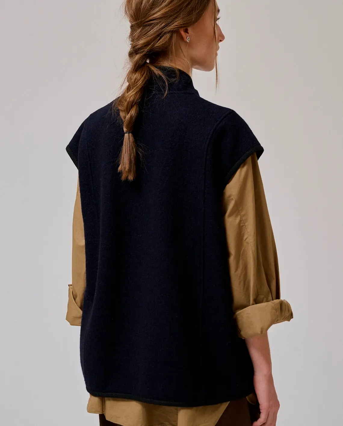 Anne-mi_Hill_Waistcoat_Dark_Navy_Model_Back_LittleColumbine Anne-mi_Hill_Waistcoat_Dark_Navy_Model_Back_LittleColumbine