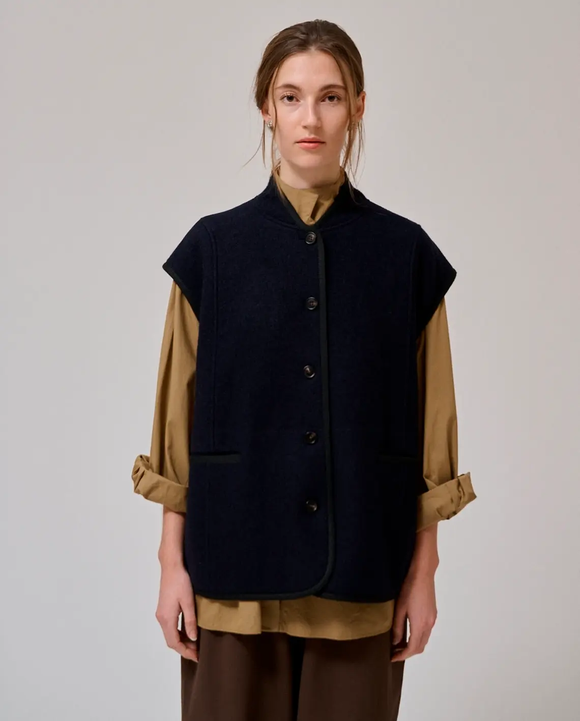 Anne-mi_Hill_Waistcoat_Dark_Navy_Model_LittleColumbine Anne-mi_Hill_Waistcoat_Dark_Navy_Model_LittleColumbine