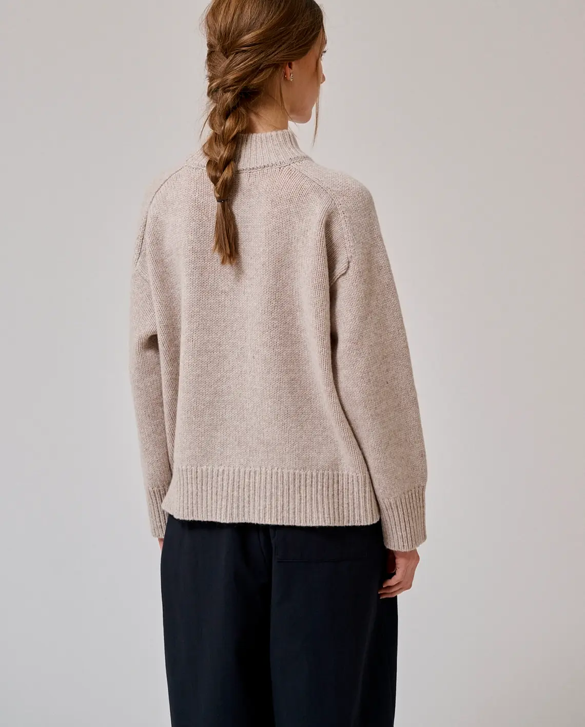 Anne-mi_Valley_Knit_Jumper_Nature_White_Melange_Model_Back_LittleColumbine