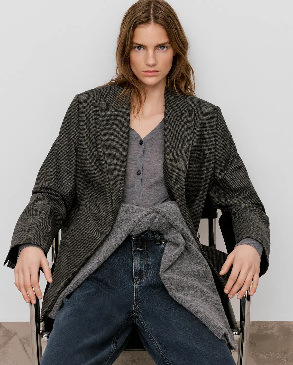 Closed_Contemporary_Blazer_C97471_DarkGreyMelange_Campaign_LittleColumbine Closed_Contemporary_Blazer_C97471_DarkGreyMelange_Campaign_LittleColumbine