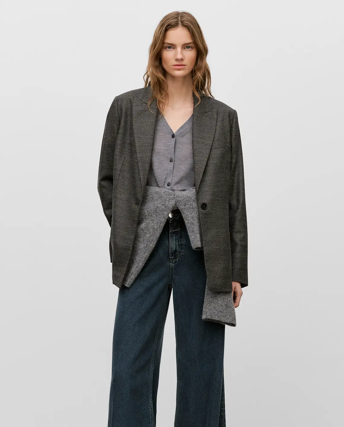 Closed_Contemporary_Blazer_C97471_DarkGreyMelange_Campaign_Look_LittleColumbine Closed_Contemporary_Blazer_C97471_DarkGreyMelange_Campaign_Look_LittleColumbine