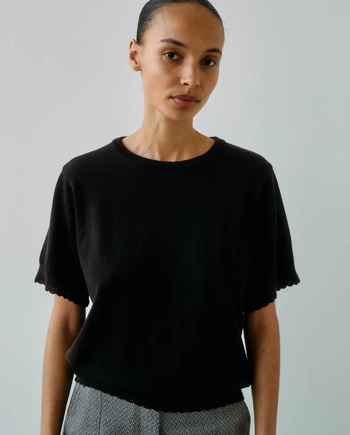 ProemParades_Anna_Wool_SS_Tee_Espresso_Model_LittleColumbine ProemParades_Anna_Wool_SS_Tee_Espresso_Model_LittleColumbine