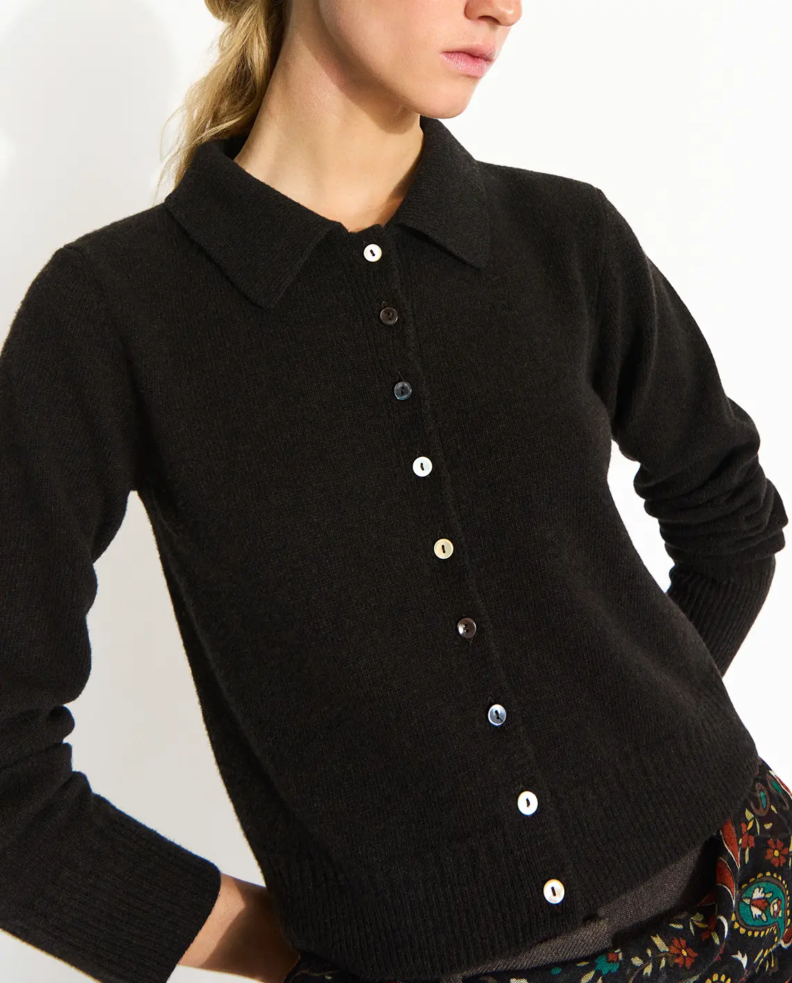 Skall_Paulina_Cardigan_DarkBrown_Model_Details_LittleColumbine