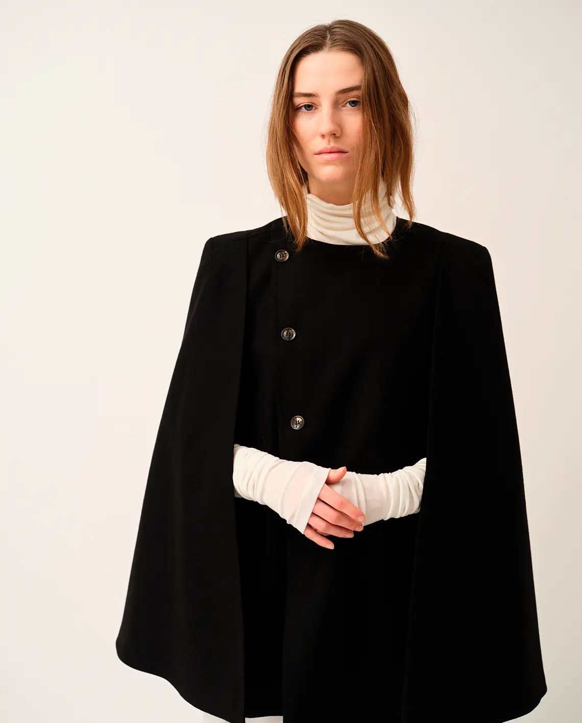 TheGarment_BalliCape_Black_Model_Details_LittleColumbine